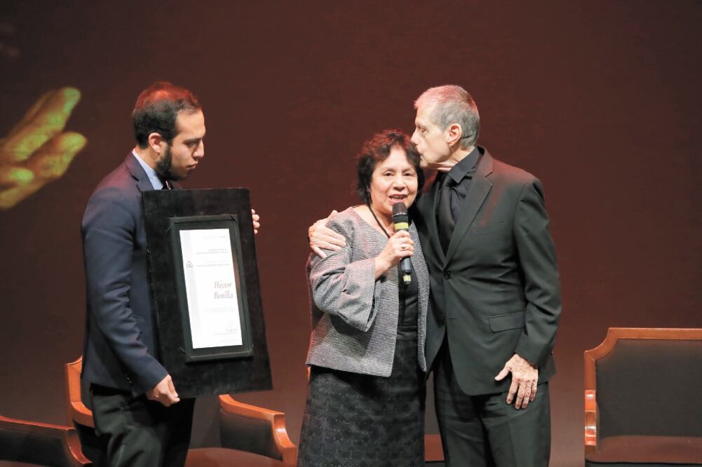 La directora del INBAL, Lucina Jiménez, otorgó un reconocimiento al actor. Foto: IVÁN STEPHENS. EL UNIVERSAL