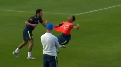 Neymar agrede a juvenil de Brasil
