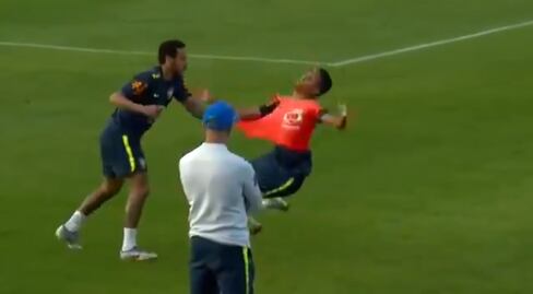 Neymar agrede a juvenil de Brasil