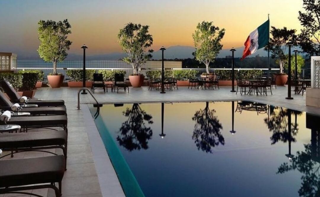 La alberca del hotel JW Marriott tiene vista al Auditorio Nacional y Campo Marte. Foto: JW Marriott