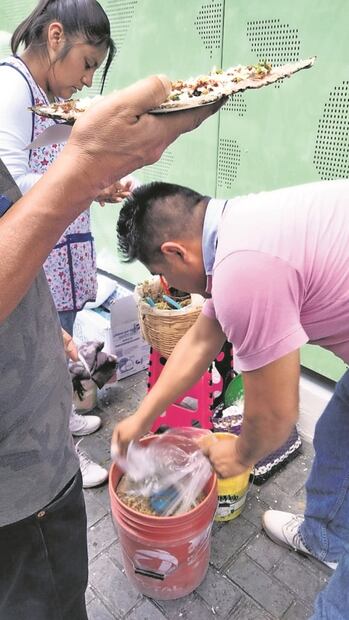 Pasillos del AIFA, convertidos en un mitin político y tianguis