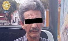 Conductor de taxi intenta evadir alcoholímetro y arrastra a policía en Iztapalapa; motociclista ayuda a detenerlo