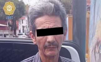 Conductor de taxi intenta evadir alcoholímetro y arrastra a policía en Iztapalapa; motociclista ayuda a detenerlo