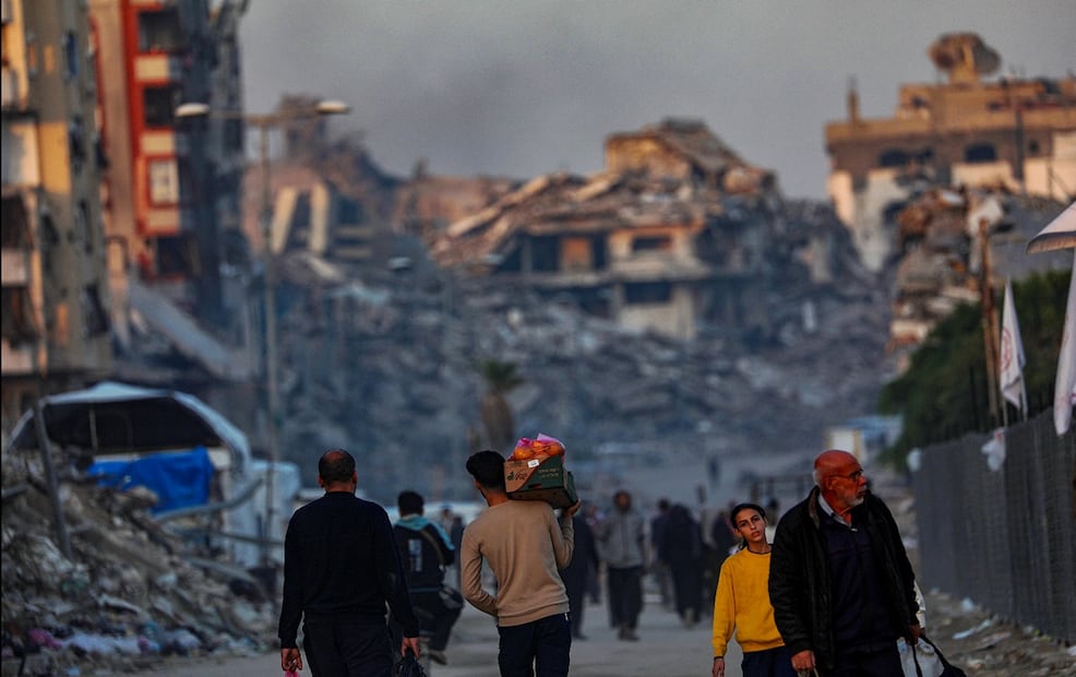 Palestinos caminan entre escombros de edificios destruidos en el norte de la ciudad de Gaza, Franja de Gaza, el 18 de noviembre de 2025. Luego de las acusaciones israelíes de que Hamás violó el alto el fuego, el primer ministro Netanyahu ordenó ataques militares en la Franja de Gaza el 28 de octubre. Foto: EFE