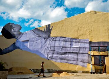 Un niño gigante espía La Habana: la nueva proeza de un artista francés