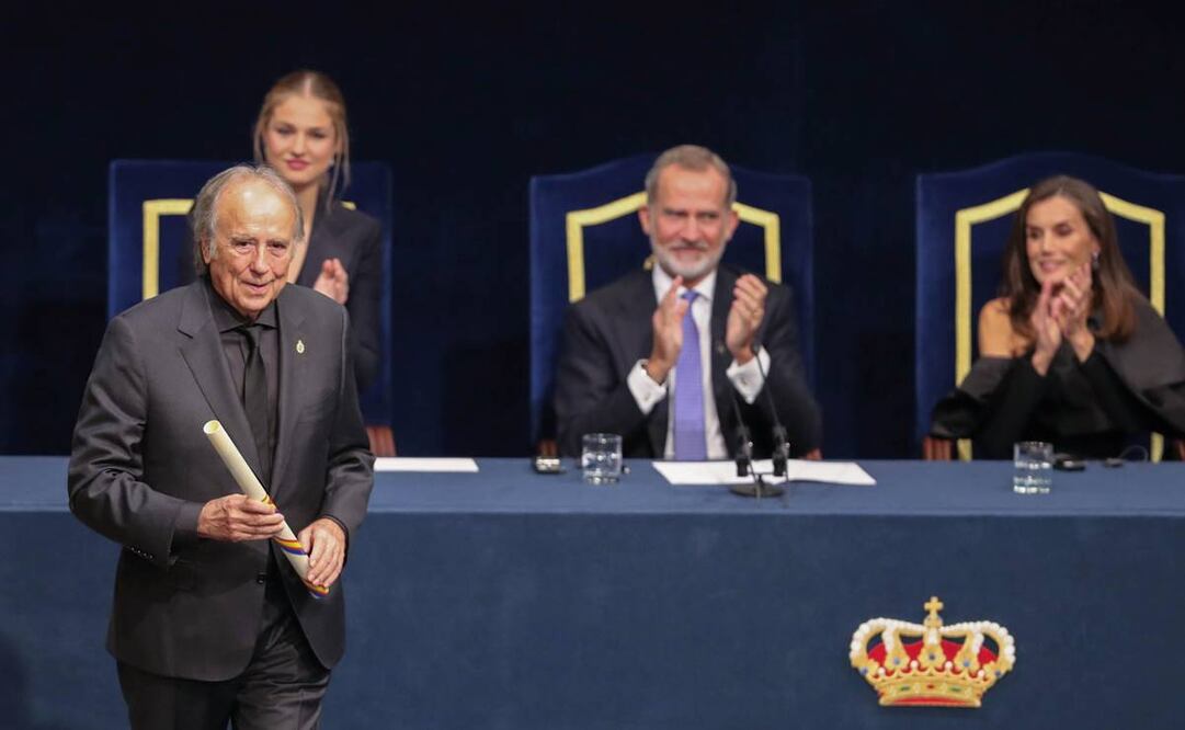 El cantautor Joan Manuel Serrat tras recibir el premio Princesa de Asturias de las Artes en la ceremonia de entrega de los Premios Princesa de Asturias en el Teatro Campoamor, en Oviedo. Foto: EFE/J.L.Cereijido