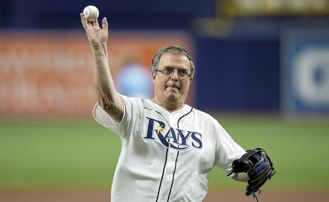 El canciller lanzó la primera bola de juego en el partido de Grandes Ligas entre las Rayas de Tampa Bay y los Cerveceros de Milwaukee. Foto: AP