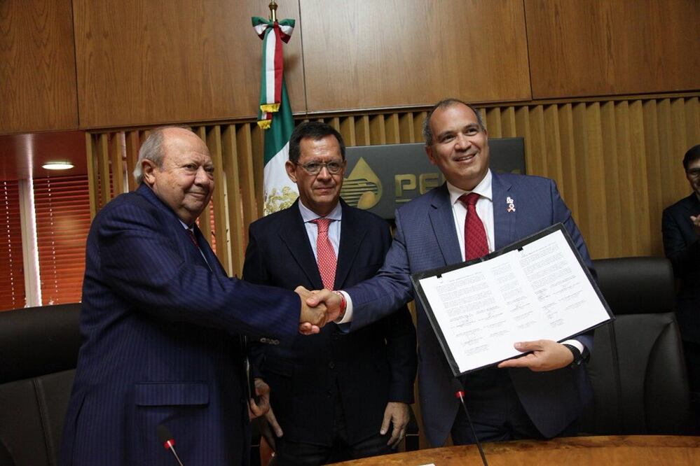 El acuerdo fue firmado por Carlos Alberto Treviño, director general de Pemex, y Carlos Antonio Romero, secretario general del Comité Ejecutivo General del STPRM (Foto: tomada de Twitter @Pemex)