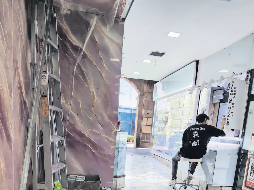 La afluencia de clientes en joyerías ha disminuido por la instalación de vallas en el Zócalo, indicaron. Foto: Fabián Evaristo / EL UNIVERSAL