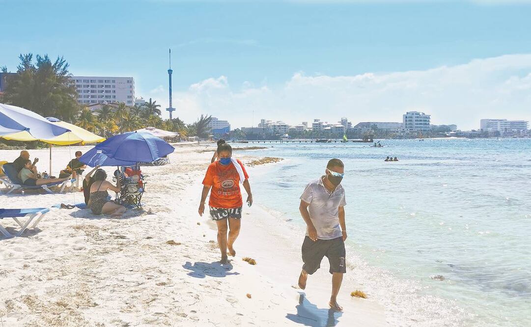 En las playas de Cancún poco a poco se empiezan a ver los turistas, tras más de dos meses de estar suspendidas las actividades debido a la pandemia de coronavirus. Foto: ADRIANA VARILLAS. EL UNIVERSAL