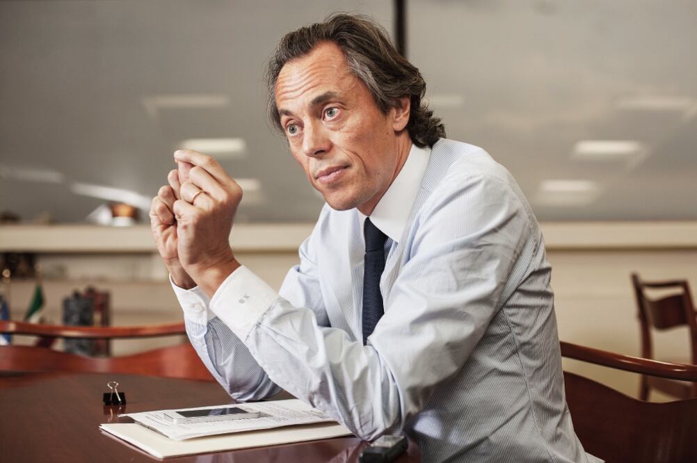 Hay cada vez más necesidad de hacer productos más baratos pero que respondan a la necesidad de protección de millones de familias mexicanas, señala el presidente ejecutivo de AXA México (GERMÁN ESPINOSA. EL UNIVERSAL)