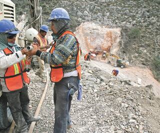 Industria alarga su recesión; hila 11 meses a la baja