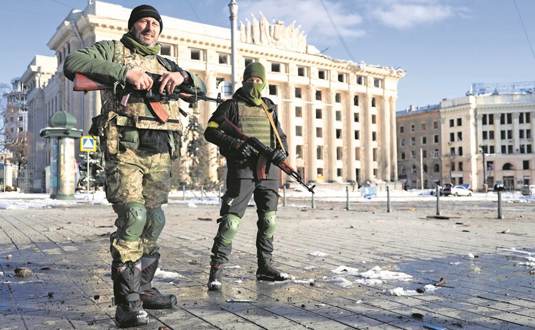 Ucranianos de la Defensa Territorial Armada vigilan la plaza central de Kharkiv. Voluntarios se han sumado a este grupo. Foto: STANISLAV KOZLIUK. EFE