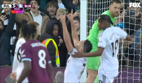 Raúl Jiménez anota en el triunfo del Fulham y le dedica de forma emotiva el gol a su padre 