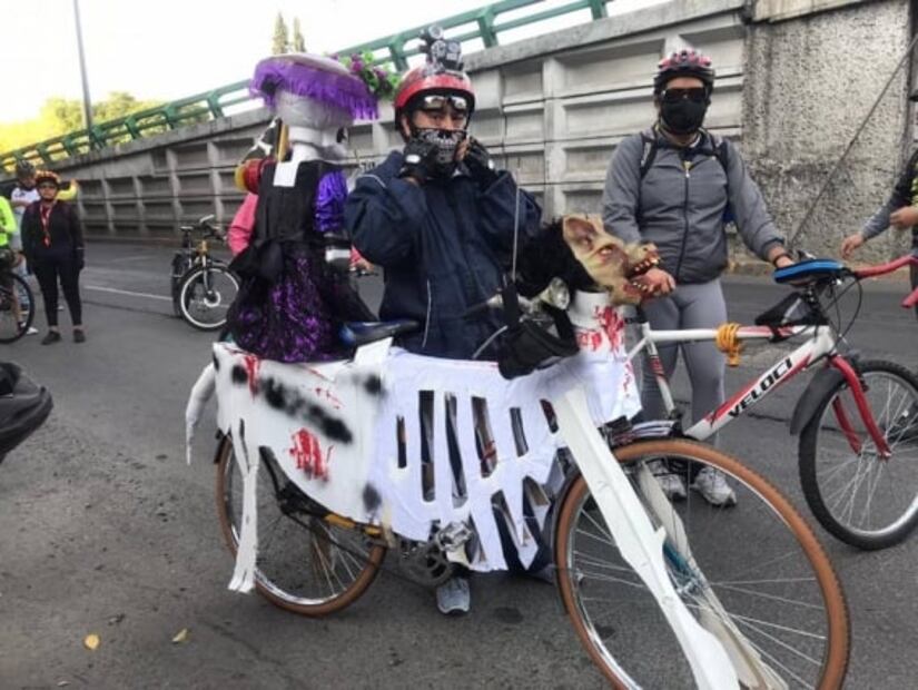La catrina "ciclista" que pasea por Naucalpan durante Día de Muertos