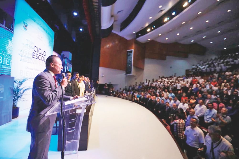 Al inaugurar el ciclo 2018-2019 de la Universidad Autónoma de Sinaloa, el gobernador Quirino Ordaz dijo que 100 mil alumnos tendrán ayuda en pasajes. (ESPECIAL)