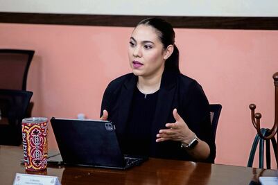 Indira Vizcaíno pone a contador público al frente ¡de Salud!
