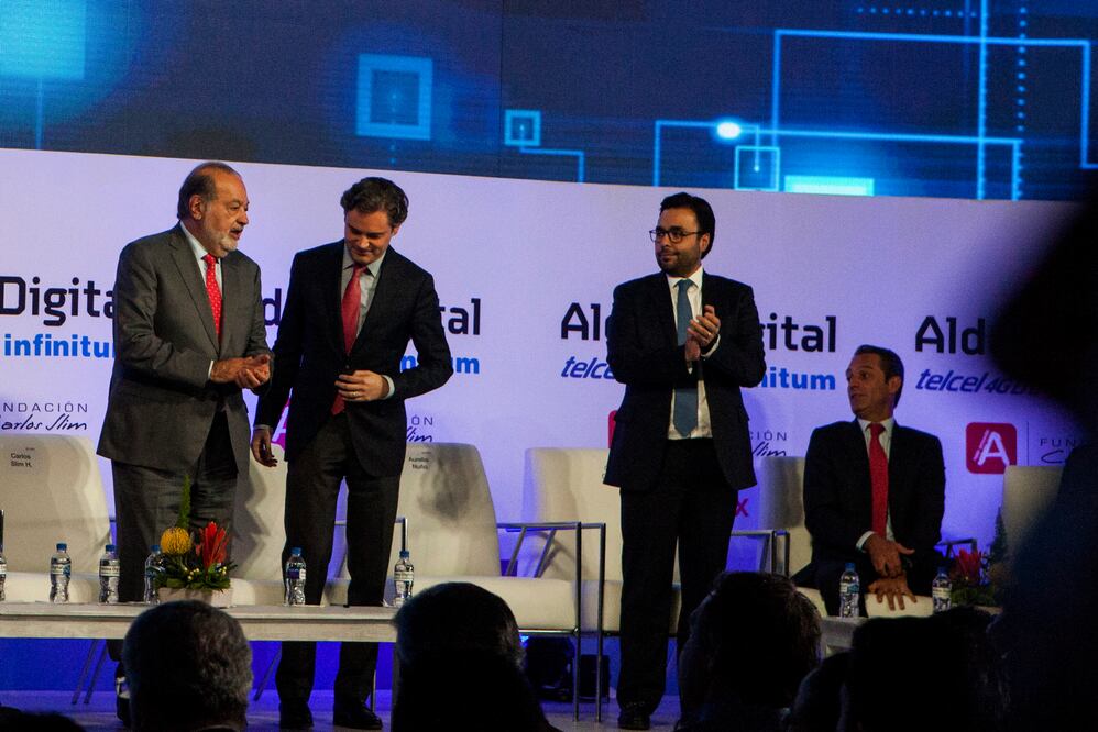 Carlos Slim Helú, acompañado por Aurelio Nuño, secretario de Educación Pública, y Gabriel Contreras, comisionado presidente del Instituto Federal de Telecomunicaciones, en la inauguración de la Aldea Digital (CRISTOPHER ROGEL. EL UNIVERSAL)