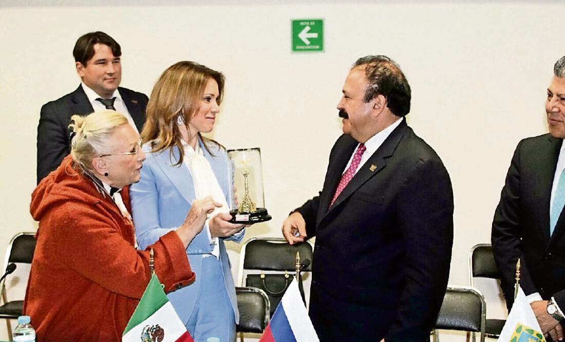 El secretario de Salud capitalino, Armando Ahued, y la primera adjunta de la Dirección de Asistencia Sanitaria en Moscú, Rusia, Tatiana Mukhtasarova, (seg. de izq. a der.). (SECRETARÍA DE SALUD)