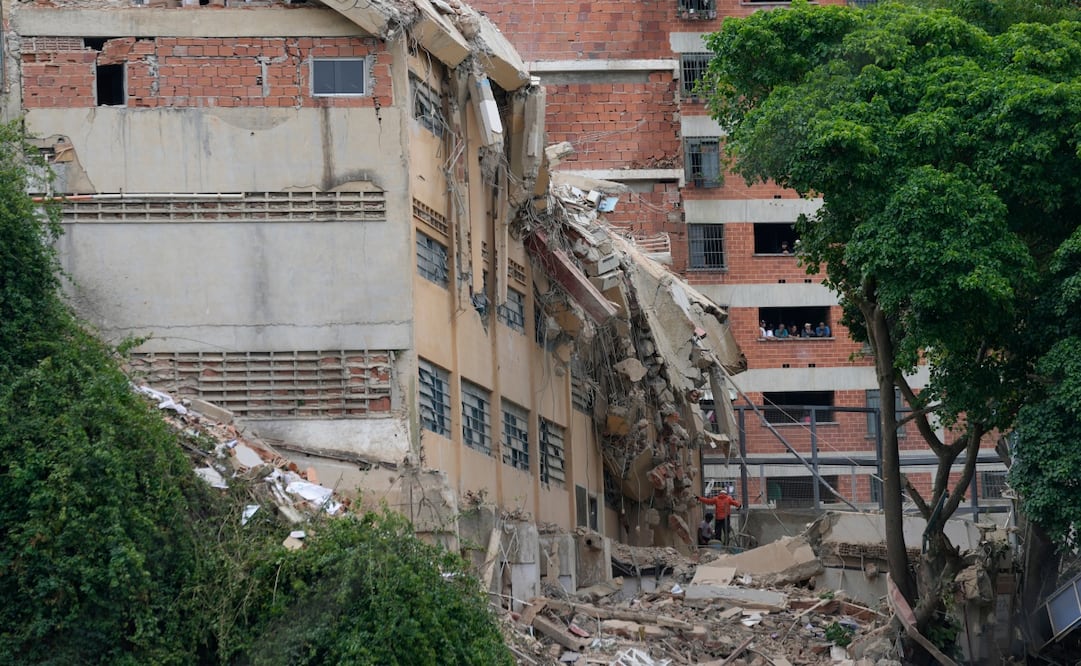 La escuela San Judas Tadeo yace parcialmente en ruinas en Caracas, Venezuela días después de que fuera dañada por los terremotos (03/07/2026). Foto: AP