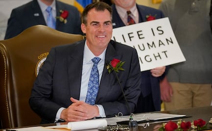 Gobernador de Oklahoma firma ley que penaliza el aborto hasta con 10 años de prisión