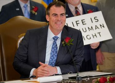Gobernador de Oklahoma firma ley que penaliza el aborto hasta con 10 años de prisión