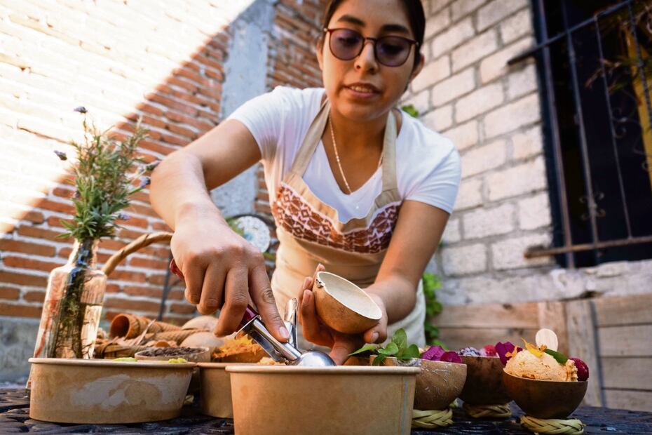 Brenda Patricia Martínez ideó un concepto de heladería en la cocina de su casa. Su propuesta está basada en el uso de flores y plantas. Foto: Mario Arturo Martínez