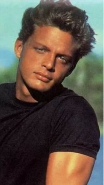 Luis Miguel: 3 fotos del cantante de hace 20 años que confirman que lleva la belleza en los genes