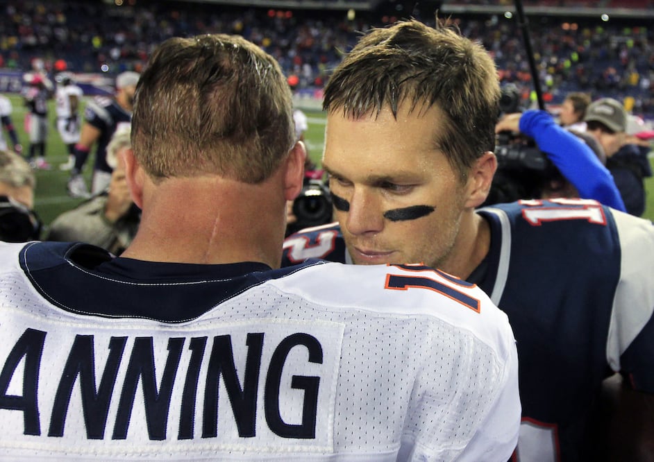 Peyton Manning (izquierda) y el mariscal de campo de los New England Patriots, Tom Brady (derecha), se saludan tras la victoria de los Patriots por 31-21 en su partido de la NFL, el domingo 7 de octubre de 2012, en Foxborough, Massachusetts. (Foto AP/Steven Senne) ORG XMIT: FBO137