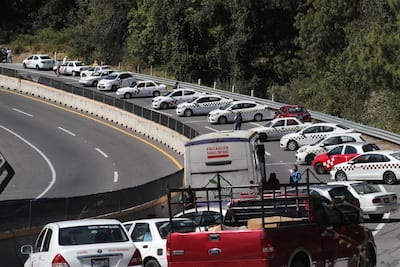 Peticiones de taxistas serán analizadas tras bloqueo en carretera Tenango-Ixtapan de la Sal, dicen autoridades de Villa Guerrero 