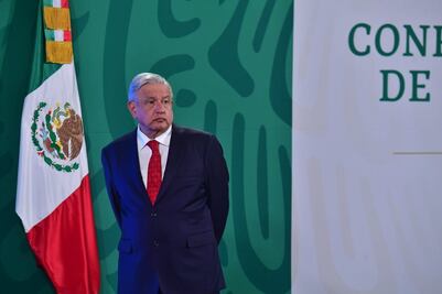 Le Monde toma nota de ataques de AMLO al INE y al INAI; ve una "hiperpresidencia"