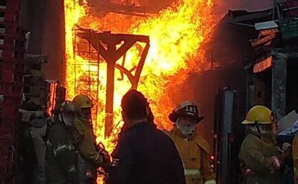 Se registra incendio en fábrica de velas en Cuautitlán; desalojan a 280 personas