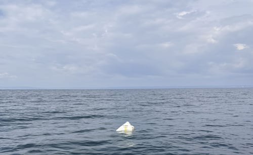 Barco con bandera de Dominica se incendia y hunde en el mar Negro; autoridades investigan presunto ataque con drones