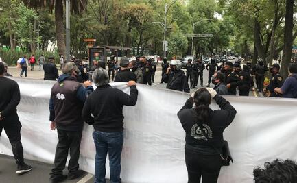Protestan trabajadores por el Teatro Jiménez Rueda 