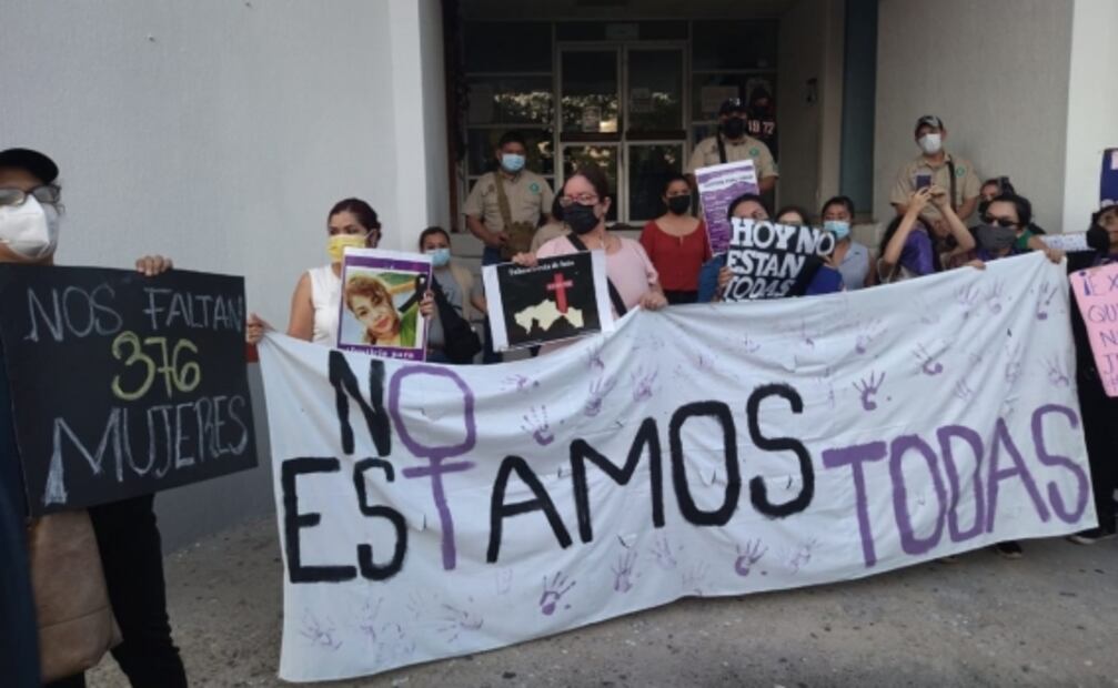 Colectivos feministas marchan por asesinato de tres mujeres en Tabasco