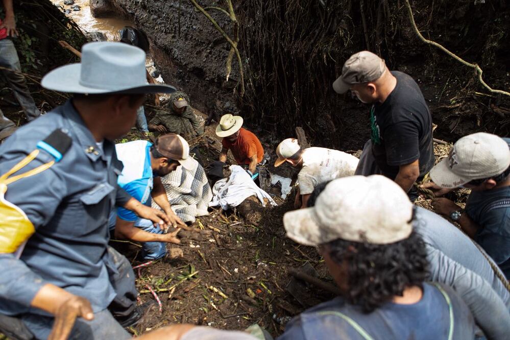 En las últimas dos horas se han rescatado el cuerpo de un adulto y una niña (Foto: Rodolfo Ayala / EL UNIVERSAL)