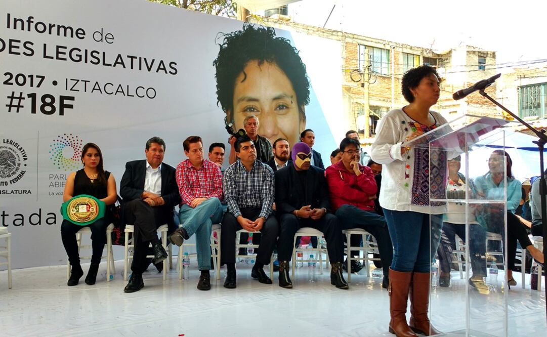 Acompañada del jefe delegacional de Cuauhtémoc, Ricardo Monreal, la diputada local rindió su informe ante unas 800 personas. /Gerardo Suárez - EL UNIVERSAL