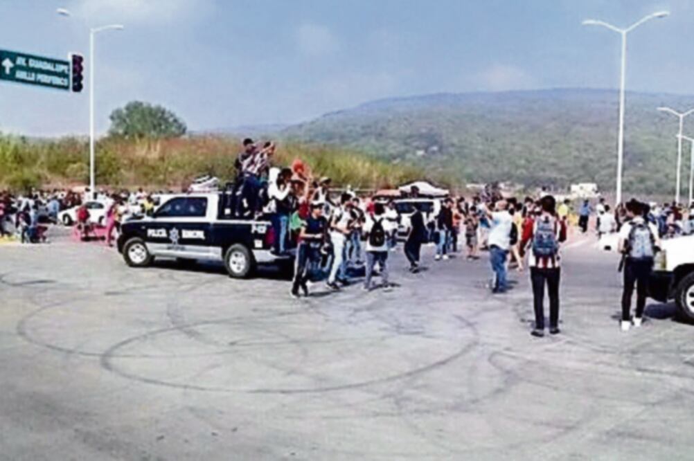 Aficionados bloquearon la avenida que conduce al estadio rojiblanco. (TWITTER)