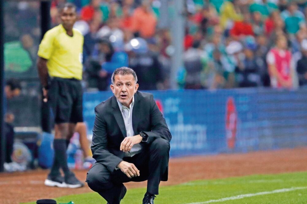 Juan Carlos Osorio deberá elegir bien a los jugadores para cada plantel (EDUARDO VERDUGO. AP)