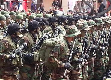 Militares de AL marchan en desfile de independencia de Perú