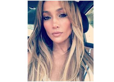 Jennifer Lopez celebra sin brasier sus 49 años