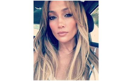 Jennifer Lopez celebra sin brasier sus 49 años