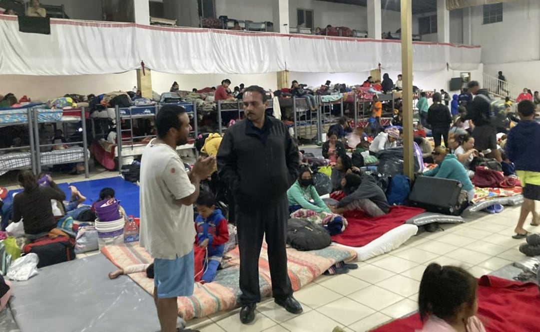 Gustavo Banda (centro, derecha), pastor del Templo Embajadores de Jesús, el mayor albergue para migrantes de la ciudad fronteriza de Tijuana. Foto: AP 