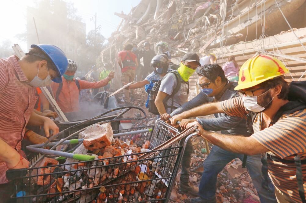 Ciudadanos voluntarios y brigadistas se reunieron para los trabajos de rescate en edificios colapsados. (BERENICE FREGOSO)