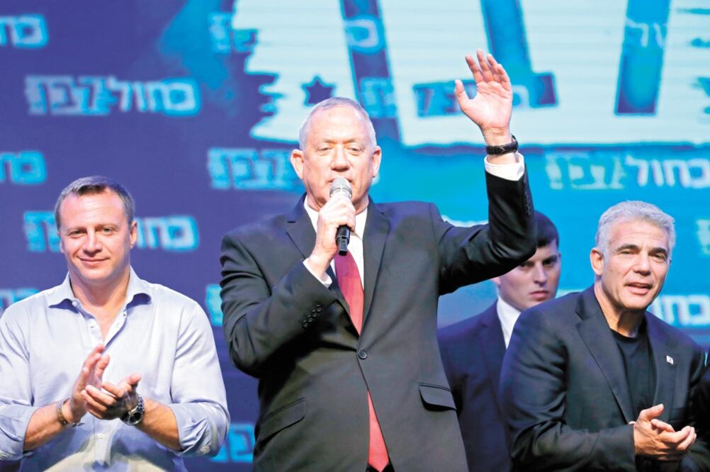 Benny Gantz, líder de la formación Kahol Lavan (Azul Blanco), ayer ante sus simpatizantes reunidos en Tel Aviv. Foto: EMMANUEL DUNAND. AFP