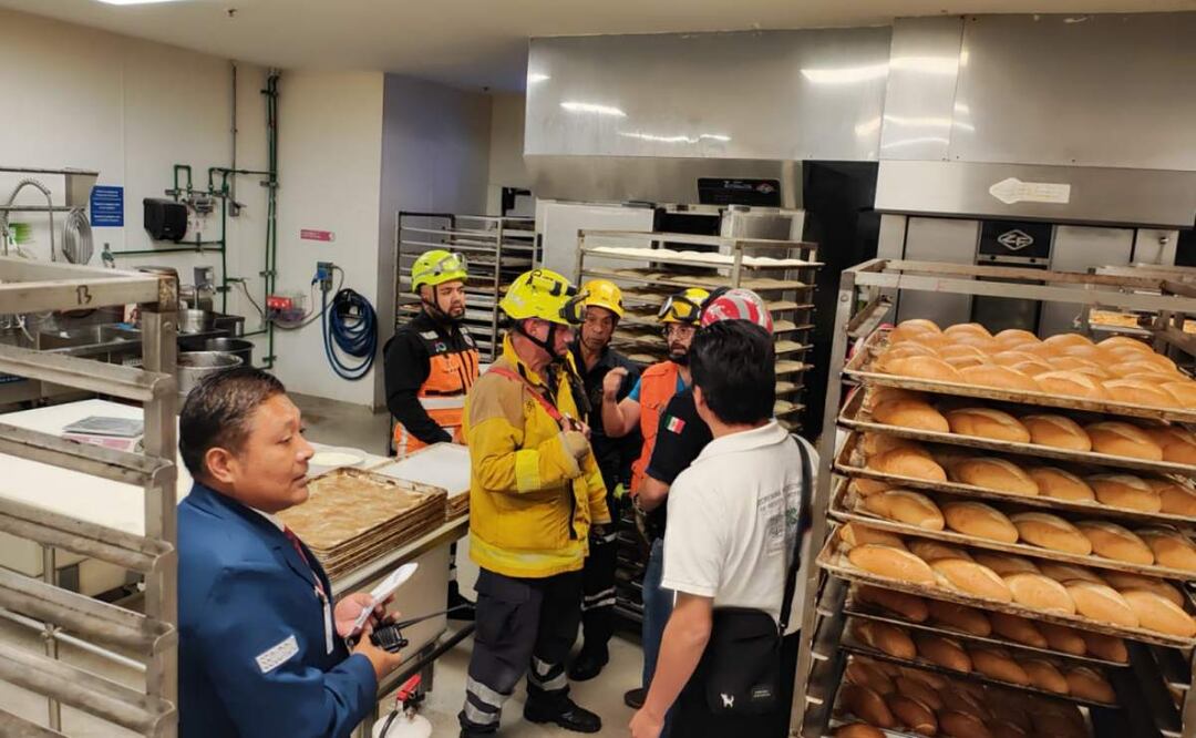 Elementos de emergencia atienden el reporte de una posible fuga de gas en una panadería de la plaza comercial Portal San Ángel en CDMX (21/02/2025). Foto: Especial