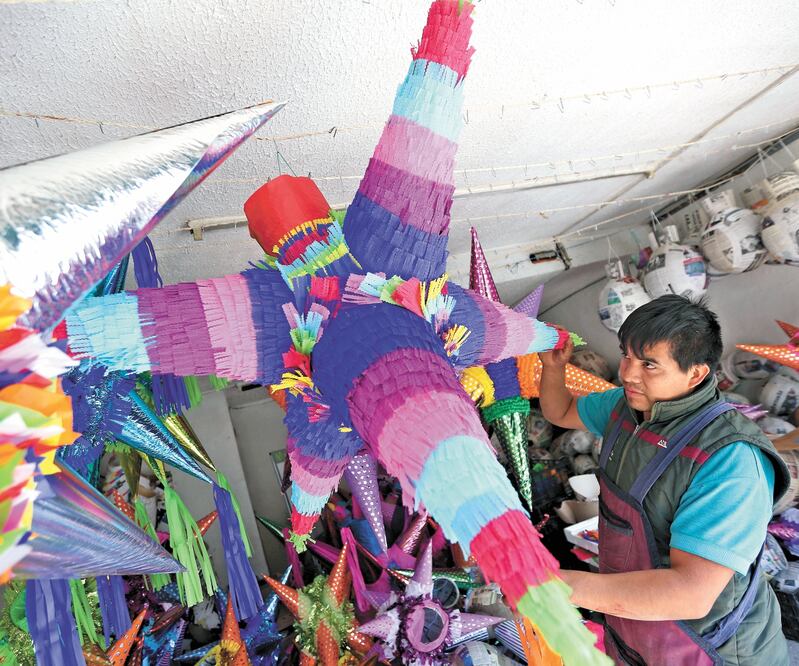 En el barrio de La Retama, en Toluca, la familia de Jesús Alcántara Francisco produce coloridas piñatas para la temporada decembrina; algunas pueden tener siete o más picos, depende de lo que pida el cliente. Foto/JORGE ALVARADO. EL UNIVERSAL