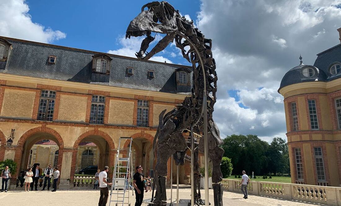 Trabajadores montan el esqueleto de un Apatosaurio en el castillo de Dampierre en Dampierre-en-Yvelines, Francia. FOTO: EFE