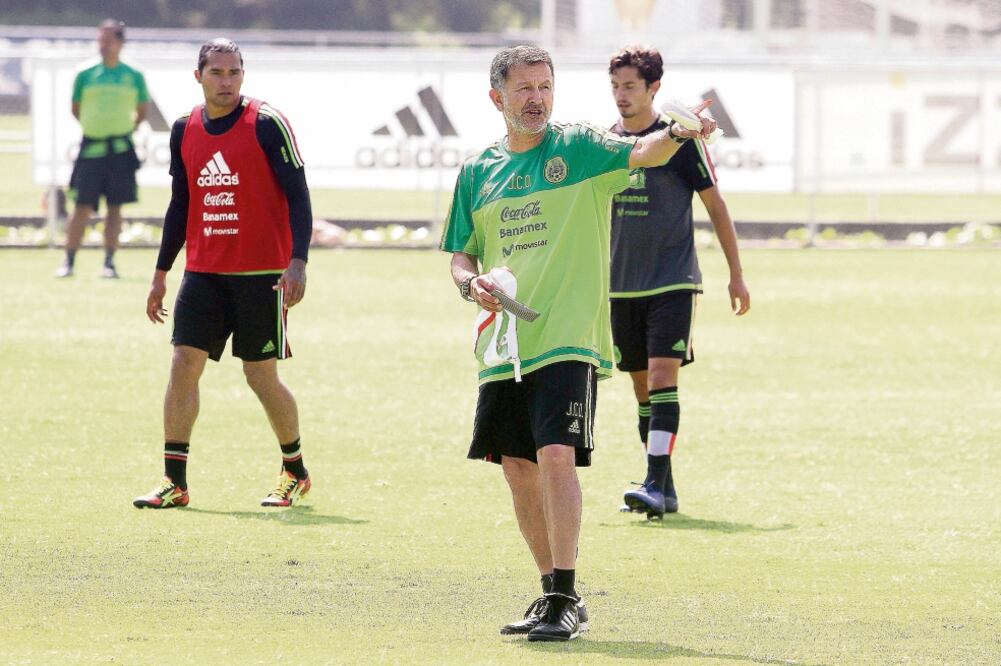 El colombiano podría utilizar a todos sus delanteros en el duelo de hoy (VÍCTOR CRUZ. JAM MEDIA)