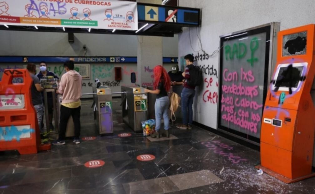 Así quedaron las estaciones del Metro Bellas Artes y Chabacano tras daños de feministas